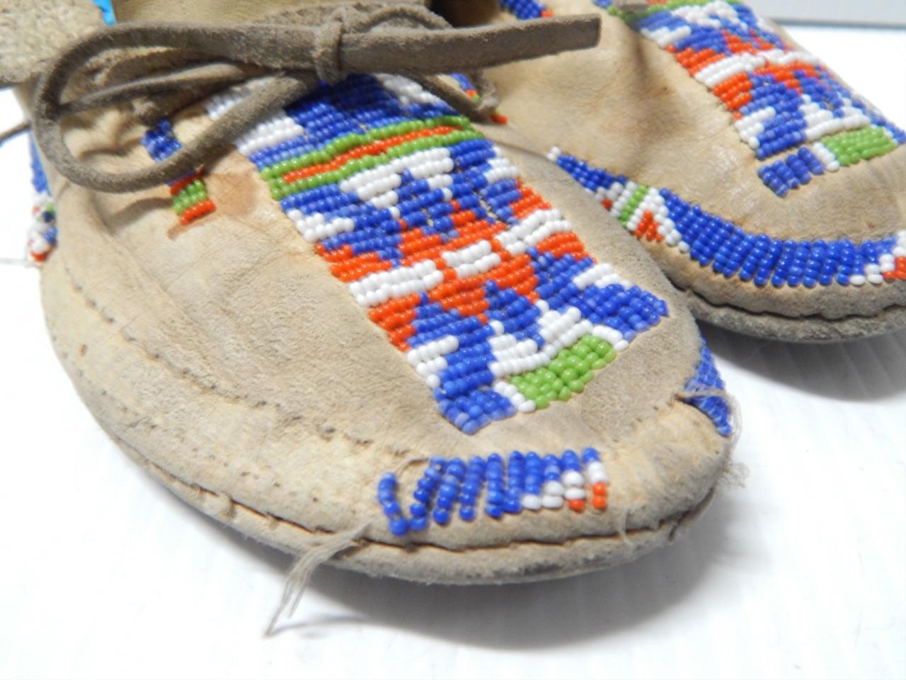 MINT VINTAGE 1940s era SO ARAPAHO INDIAN BEADED MOCCASINS - HARD SOLES - ADULT