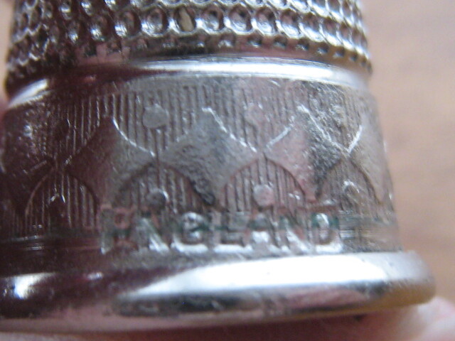 THIMBLE W/ OUTSIDE DESIGN MADE IN ENGLAND SZ 9