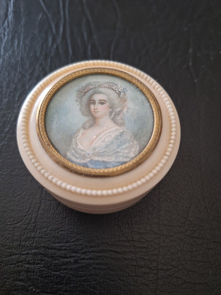 ANTIQUE 19TH CENTURY SNUFF BOX