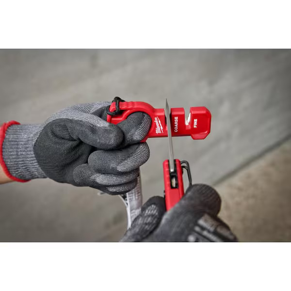 Milwaukee Tool Compact Knife Sharpener Secure grip