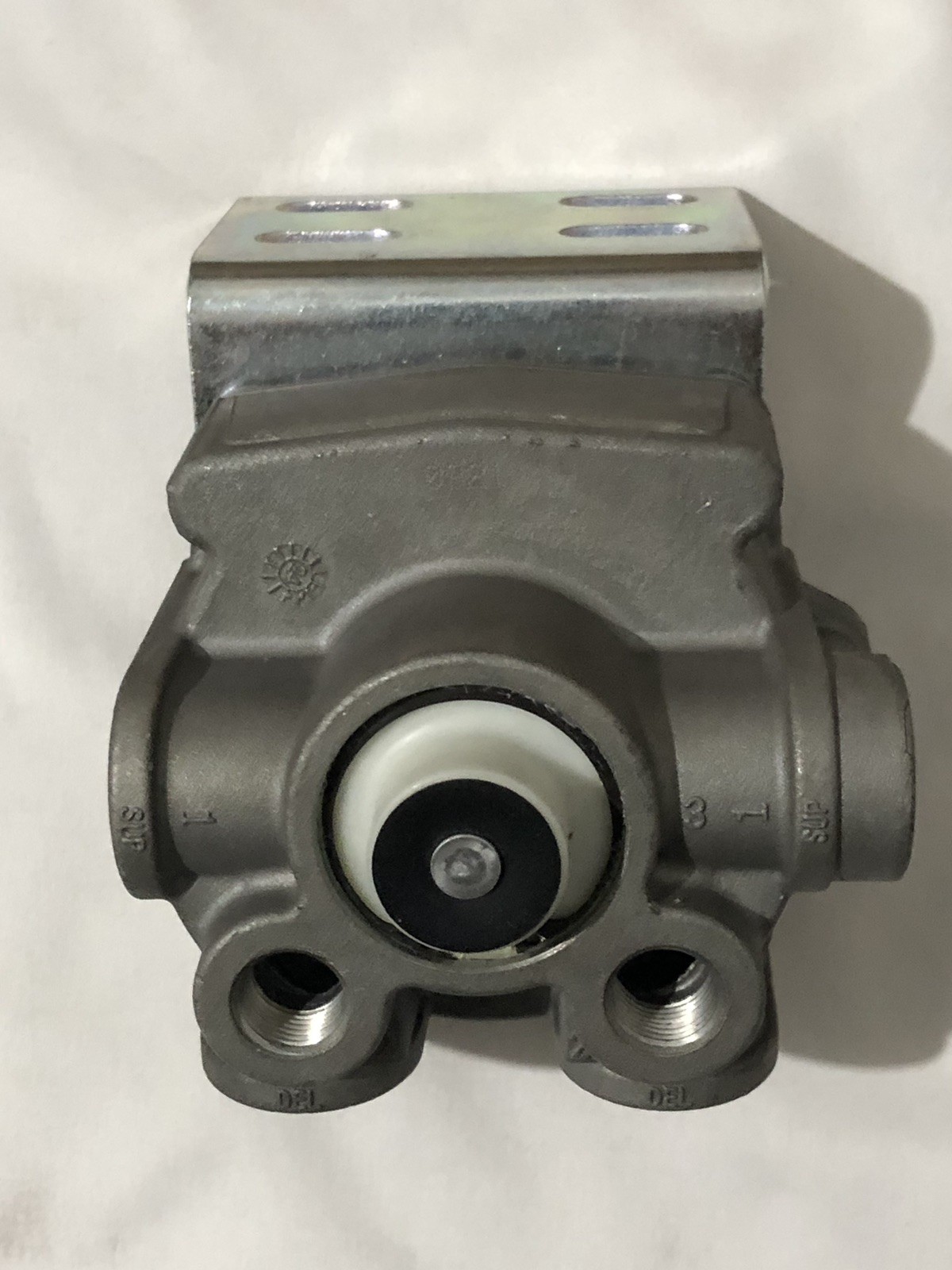 Bendix 109424 Air Brake Relay Valve R-12P Pilot Trailer Genuine OEM New 0 PSI