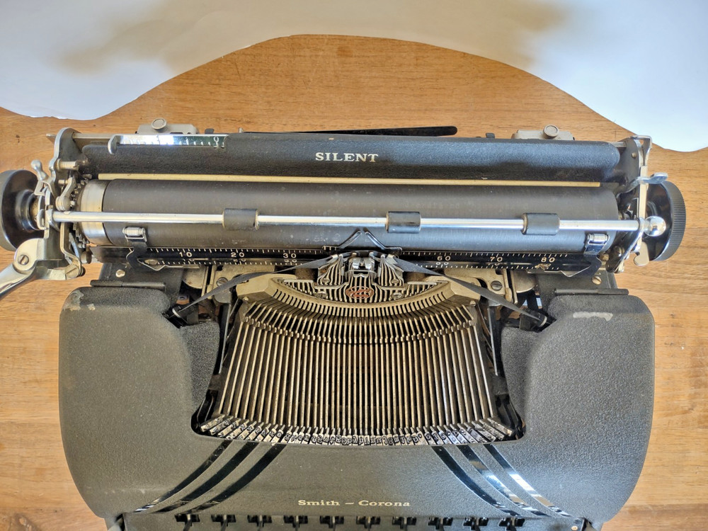 [Excellent] 1949 Smith-Corona Silent "Floating Shift" black typewriter with case
