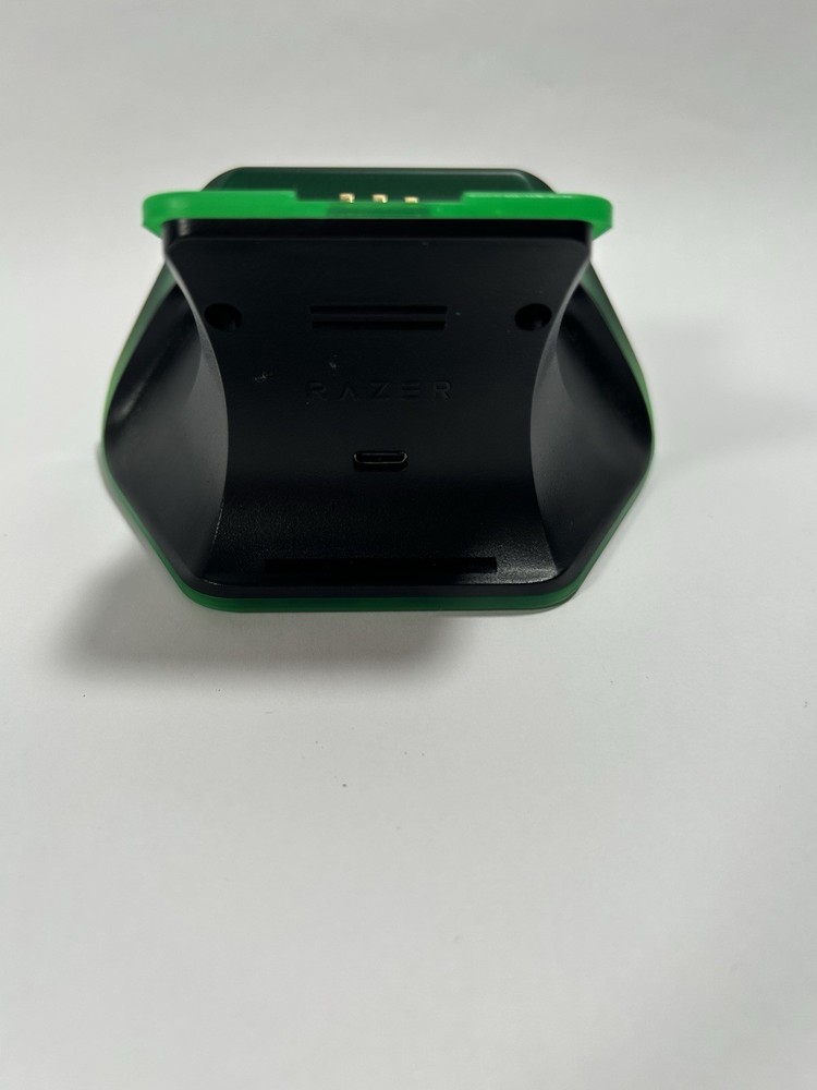 GC504 RAZER WIRELESS CONTROLLER & QUICK CHARGING STAND FOR XBOX- USED