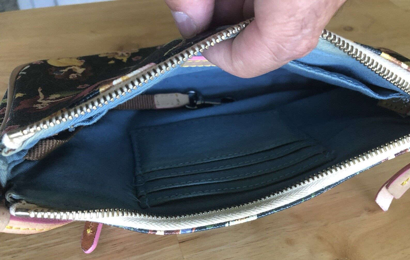 RARE DISNEY 2016 DOONEY & BOURKE PRINCESS HALF MARATHON CROSSBODY PURSE - ISSUES