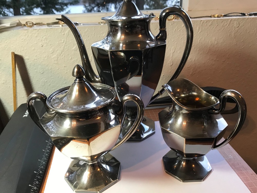 RARE PATTERN WILCOX INTERNATIONAL SILVER PLATE COFFEE POT- CREAMER-SUGAR- 7009N