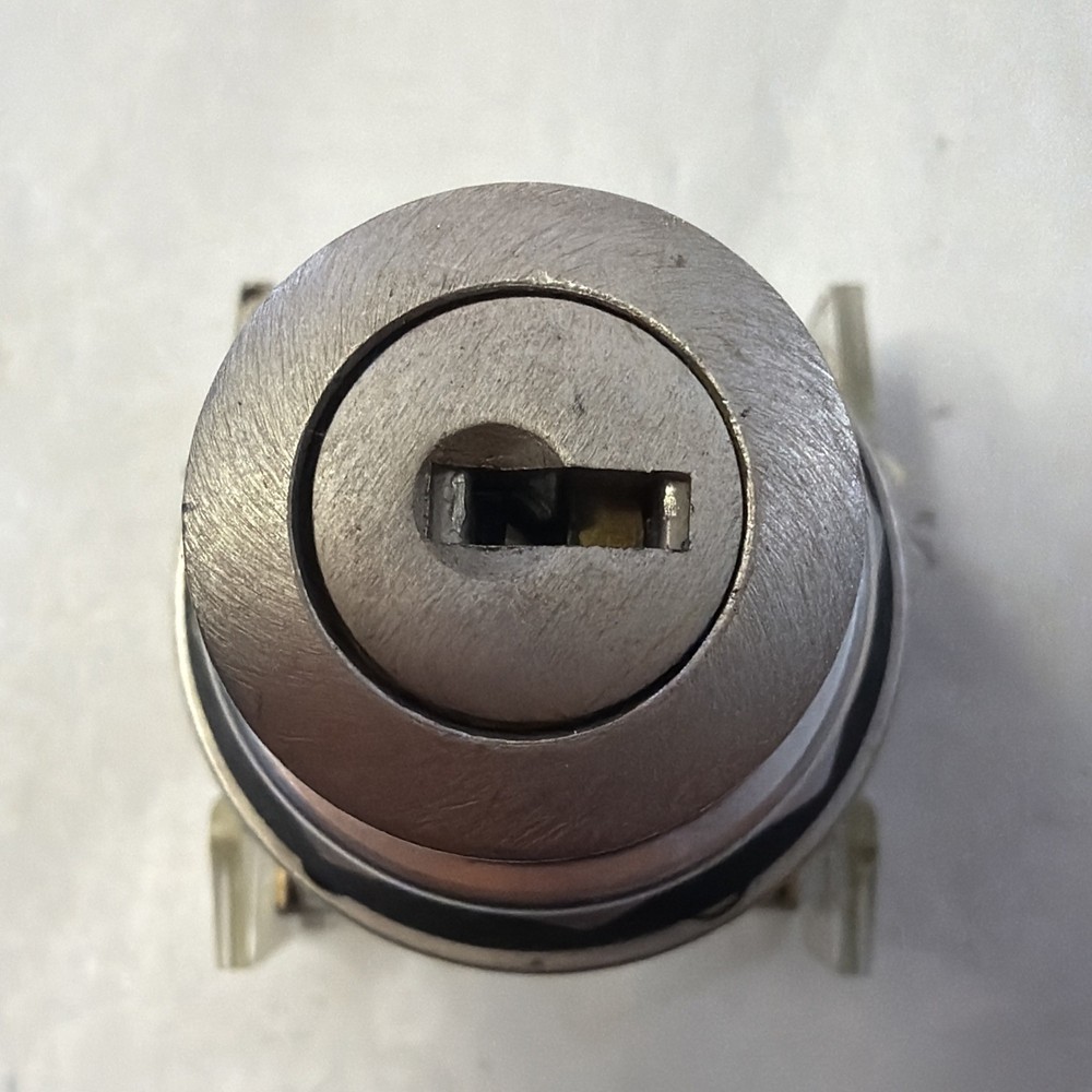 Allen Bradley 800T-J44 Keyed Selector Switch