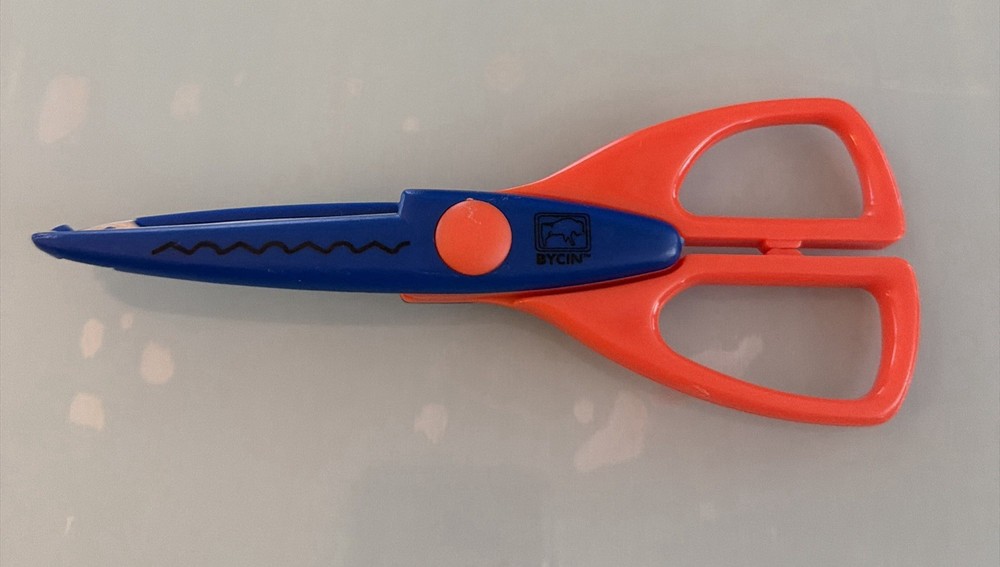 BYCIN Decorative Paper Edging Craft Scissors -Image 1 Small Wave Pattern