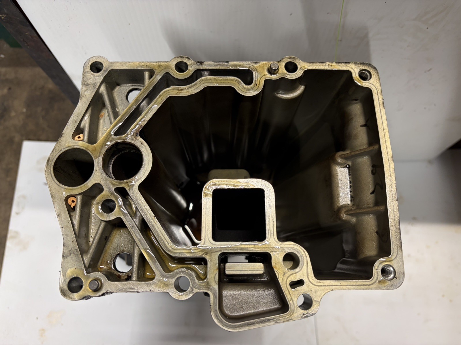 25 30hp Mercury EFI DRIVE SHAFT HOUSING & OIL PAN 4 stroke 3 cylinder 2006+++