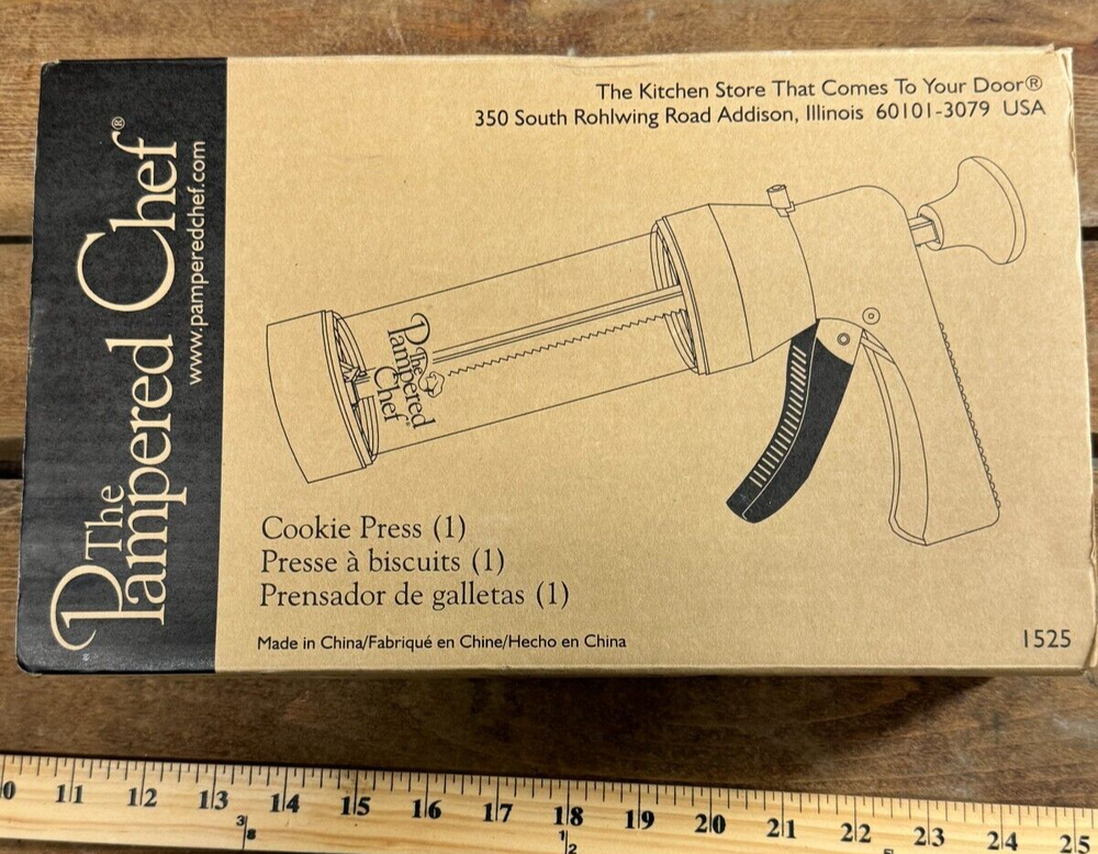 The Pampered Chef Model 1525 Cookie Press with 16 Discs White
