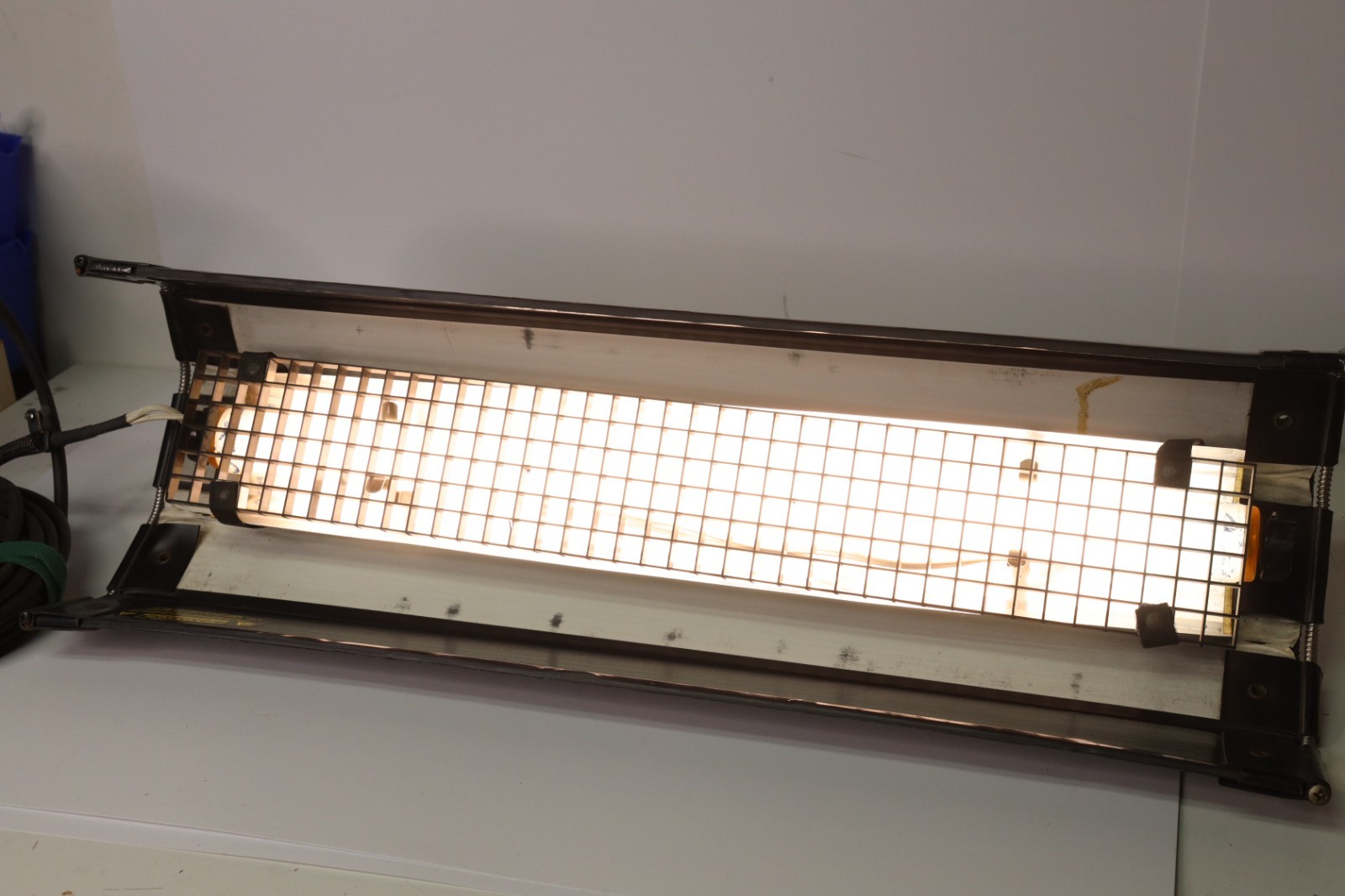 Kino Flo FIX-241 2ft 1-Bank Light w/ BAL-105 Ballast & Cable – Tested