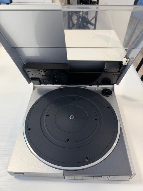 Hitachi Model HT-L55 record player 4008136D