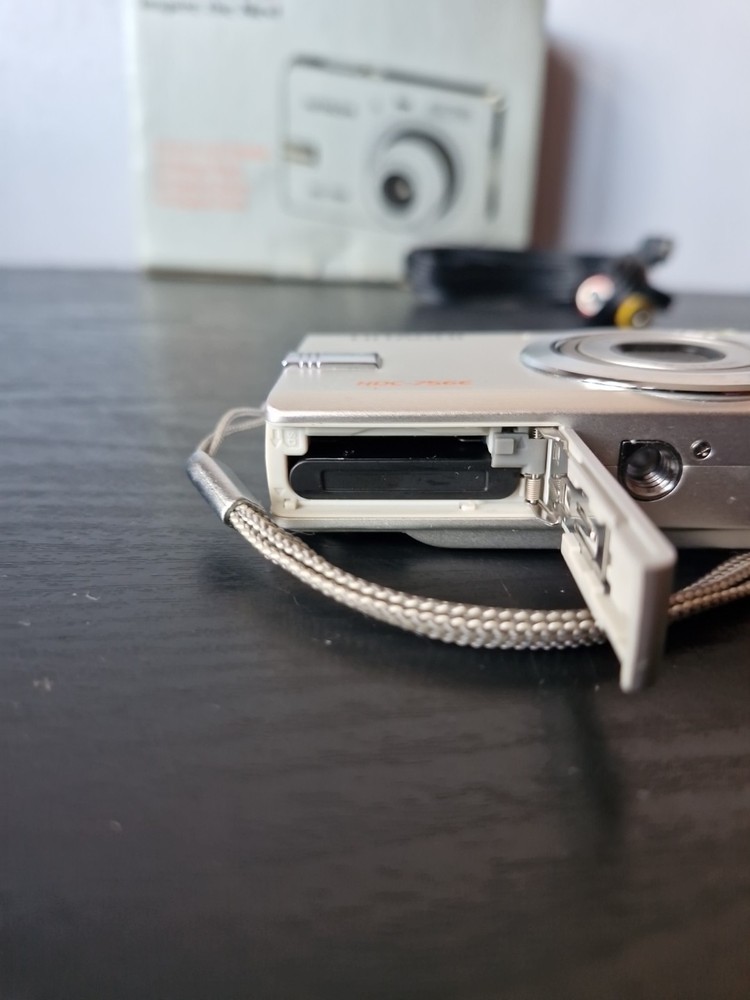 Hitachi Digital Camera HDC-756E 7.0MP Silver