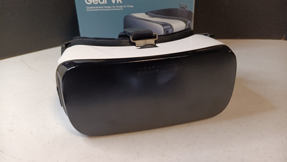 Samsung Gear VR Oculus Virtual Reality Headset 2016 SM-R322 micro-USB