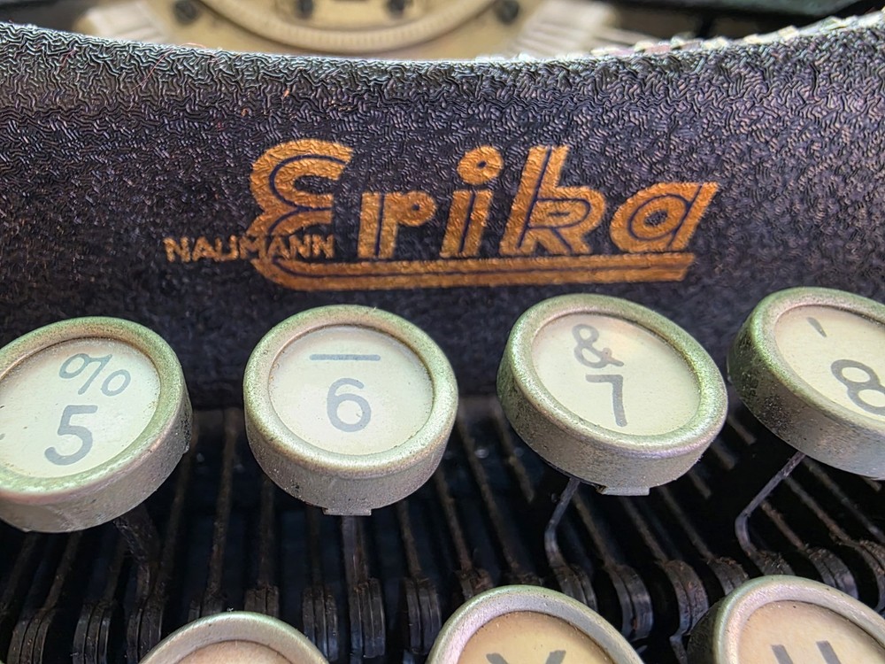 Excellent! 1936 "ERIKA" Typewriter "SERVICED" Original spools, Crinkle, case