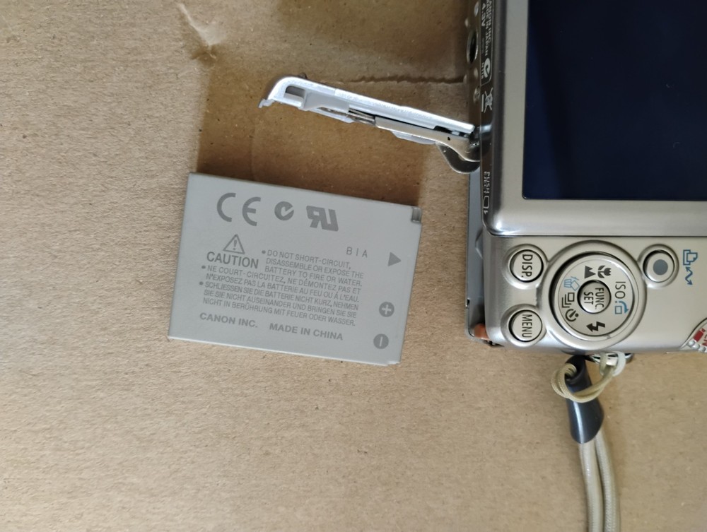 Canon IXUS 950 Is Digital Camera 8MP, Compact, Silver plus case