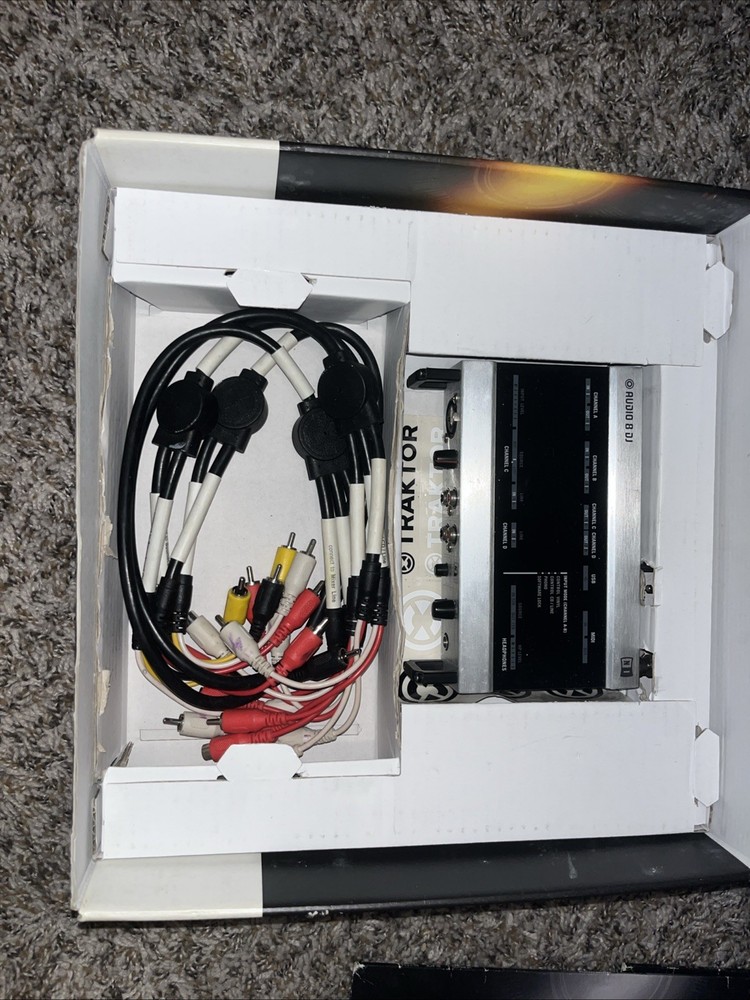 Native Instruments Traktor Scratch Pro DJ Performance Package Audio 8