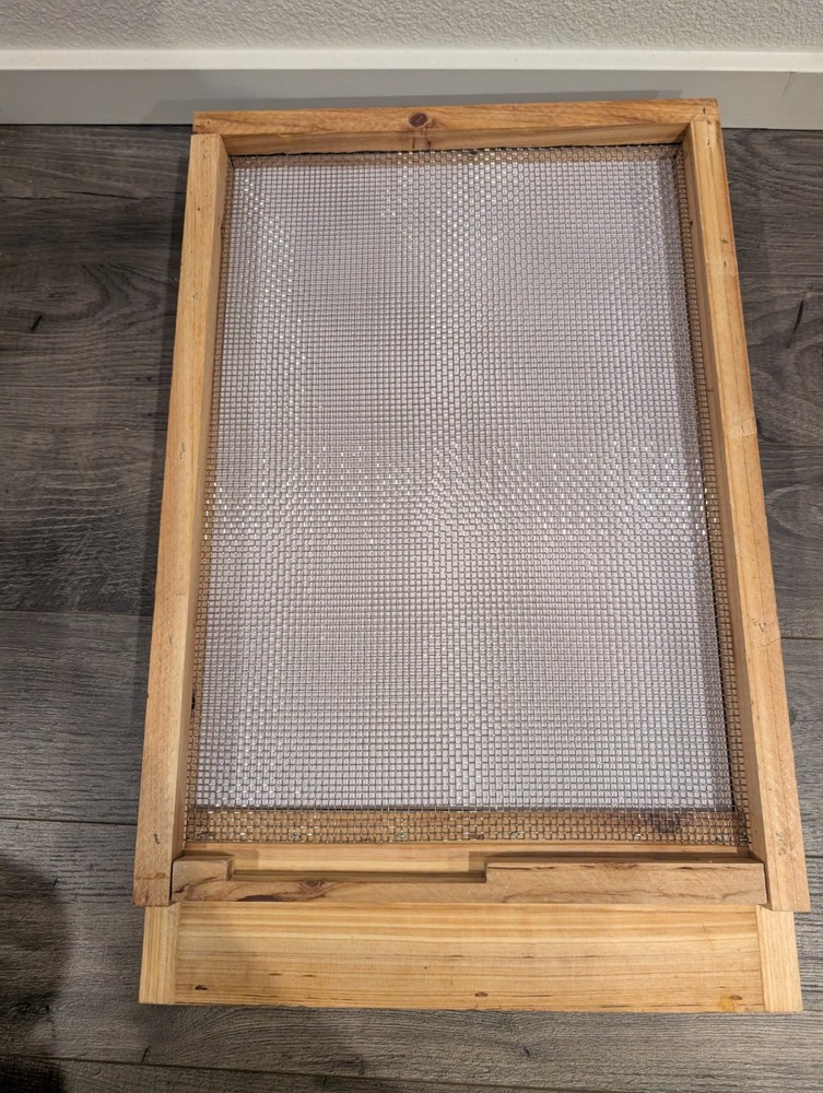 Bee Castle 8/10-FRAME MESH BOTTOM BOARD Beekeeping