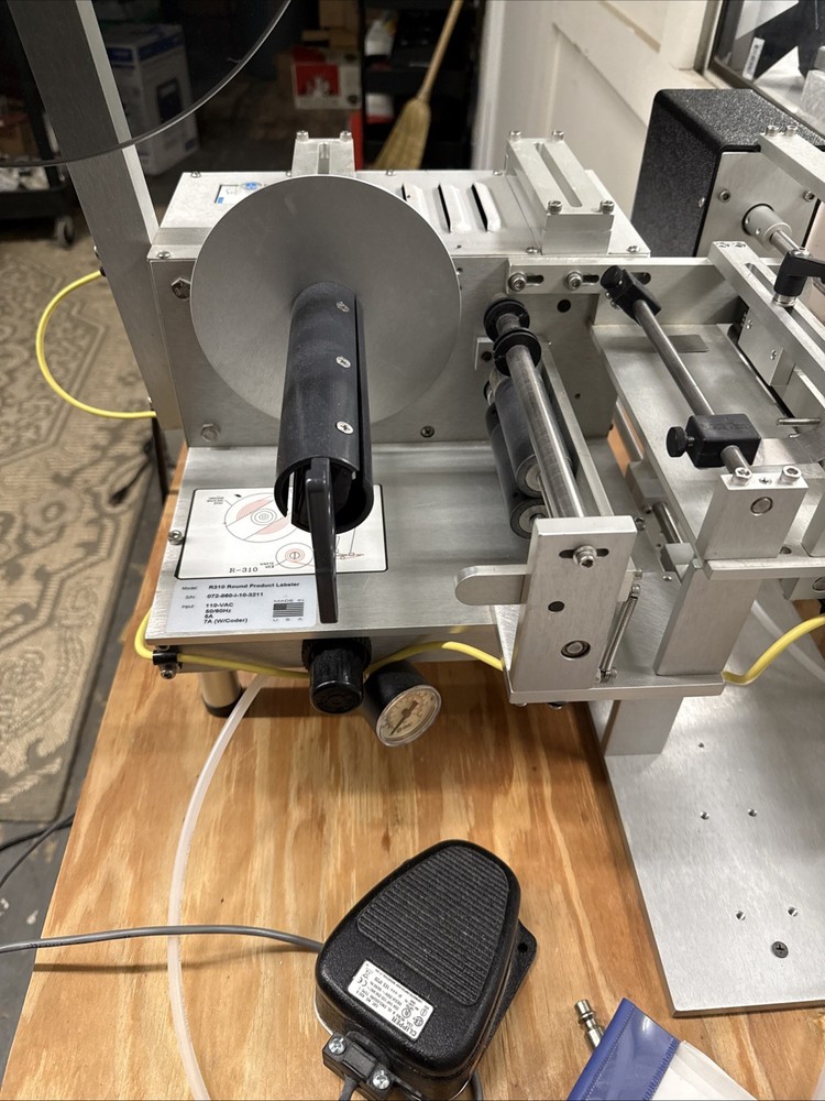 Universal R310 Round Product Semi-Automatic Labeling Machine