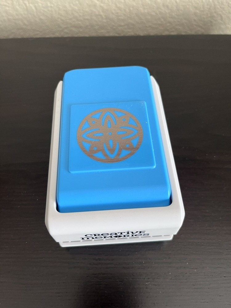 Creative Memories MEDALLION Decorative Punch