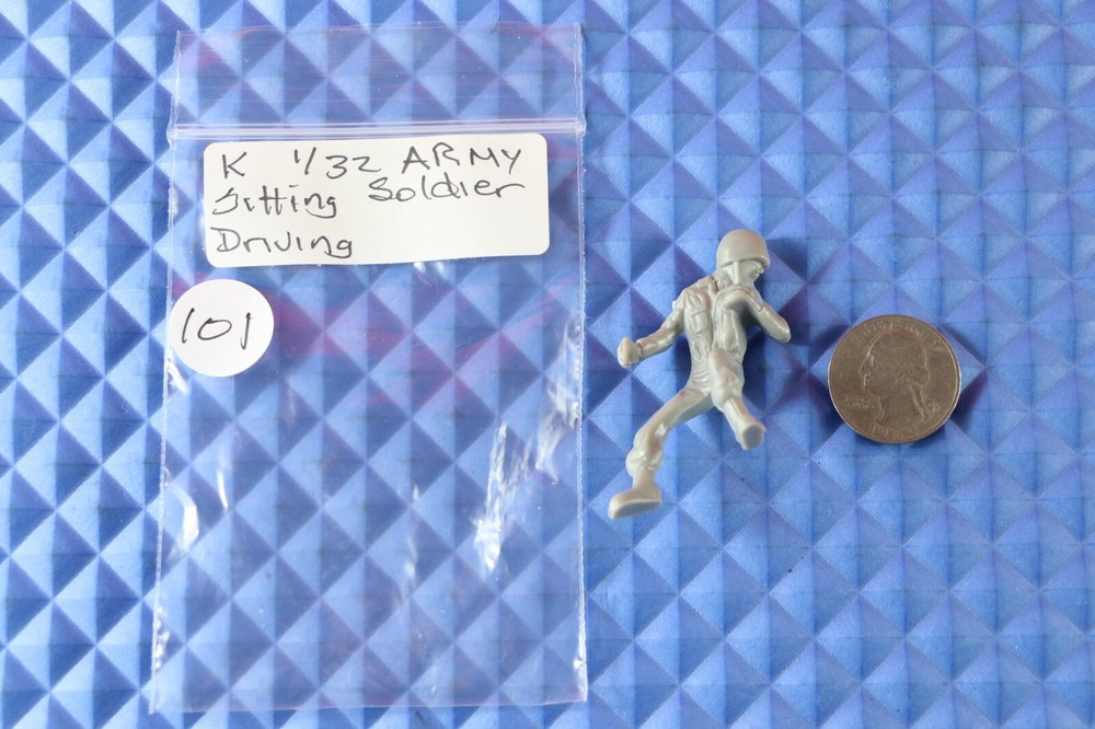 Military Model Kit Figure 1/32 Solider Sitting Position