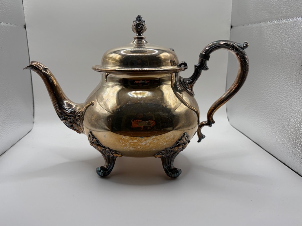 Wilcox Silverplate Teapot Pattern 7074 Floral Feet Vintage 7.5” Tall