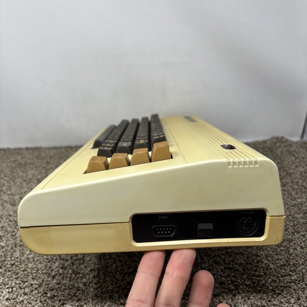 COMMODORE VIC-20 DIN COMPUTER ONLY TESTED AND WORKING READ