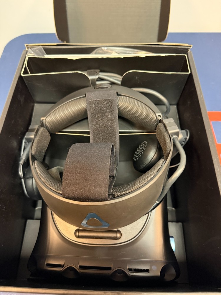 HTC Vive Cosmos Elite Headset Only-Black Excellent Condition