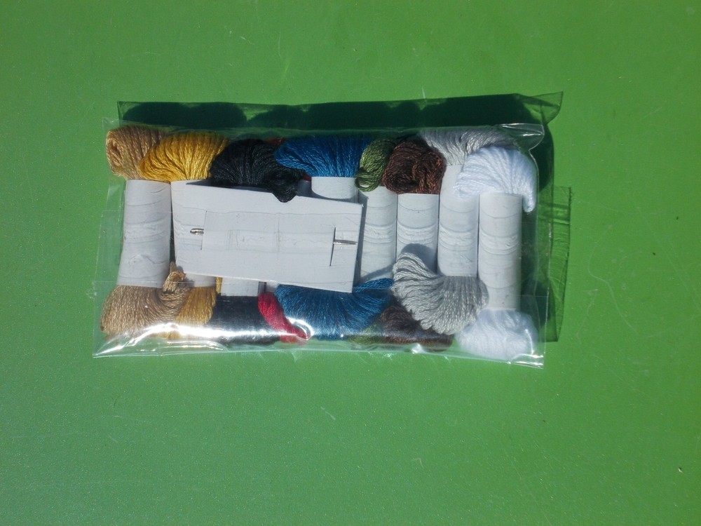 SINGER POLYESTER HAND SEWING THREAD AND NEDDLE KIT 9 MINI COLOR SPOOLS