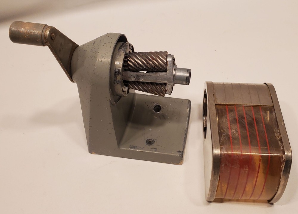 DELUXE CHICAGO AUTOMATIC PENCIL SHARENER CO APSCO