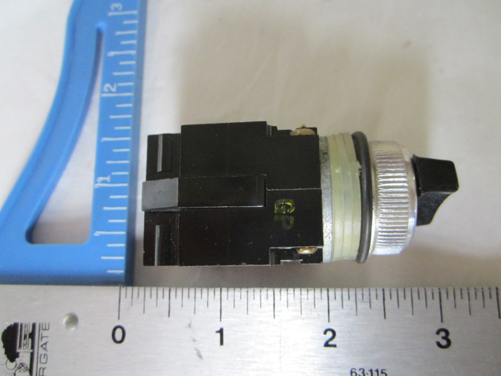 GENERAL ELECTRIC CR104B122 MINIATURE OILTIGHT SELECTOR SWITCH