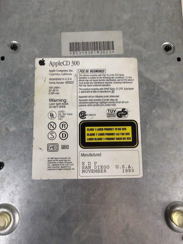 Apple External CD-ROM Apple CD 300 Macintosh M3023 Powers On