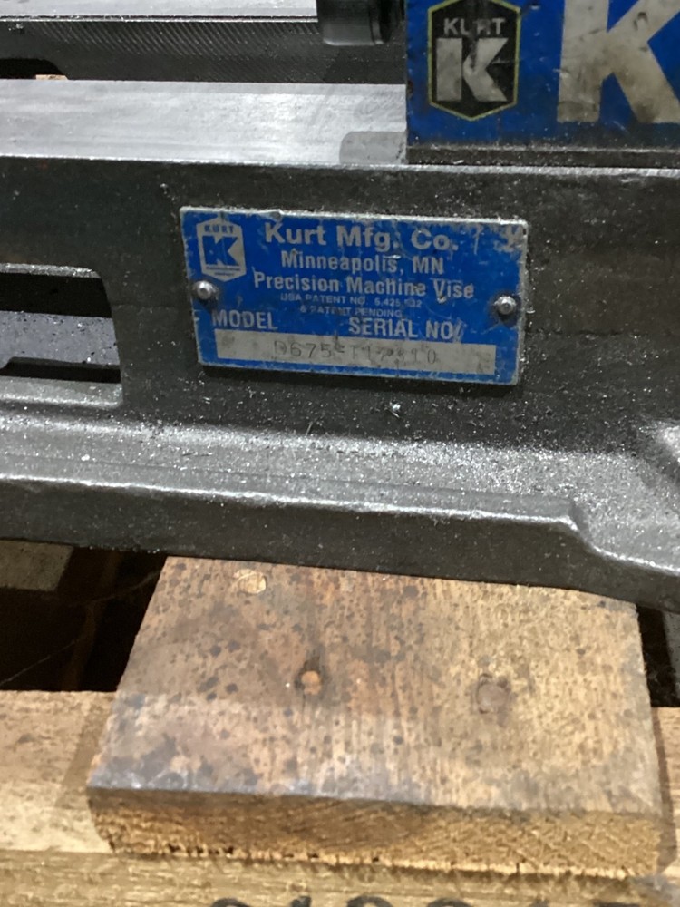 KURT D675 6" MACHINE VISE WITH HANDLE USED