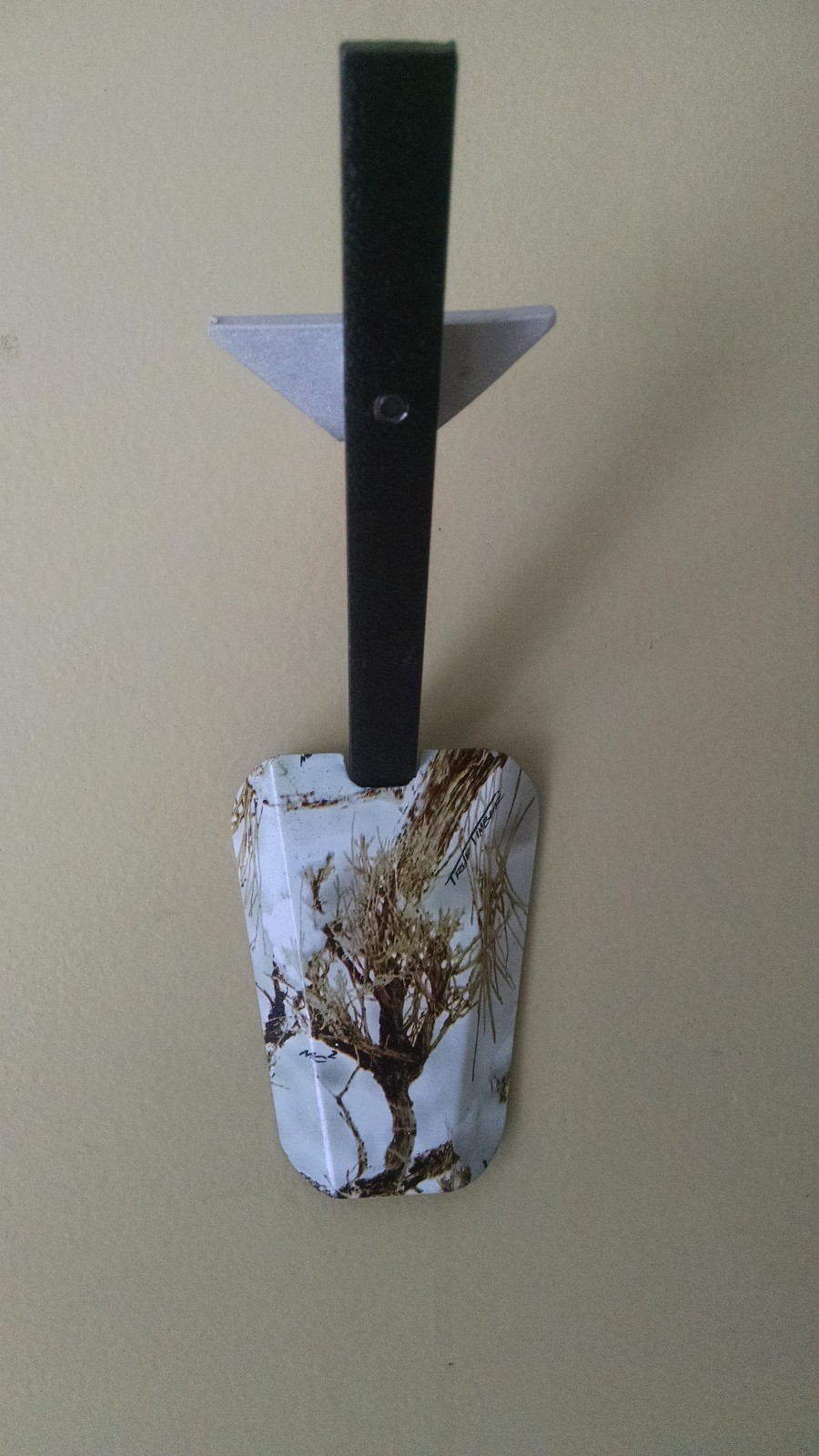 European Skull Mount Bracket with magnetic sheet metal cover plate Skull Hook