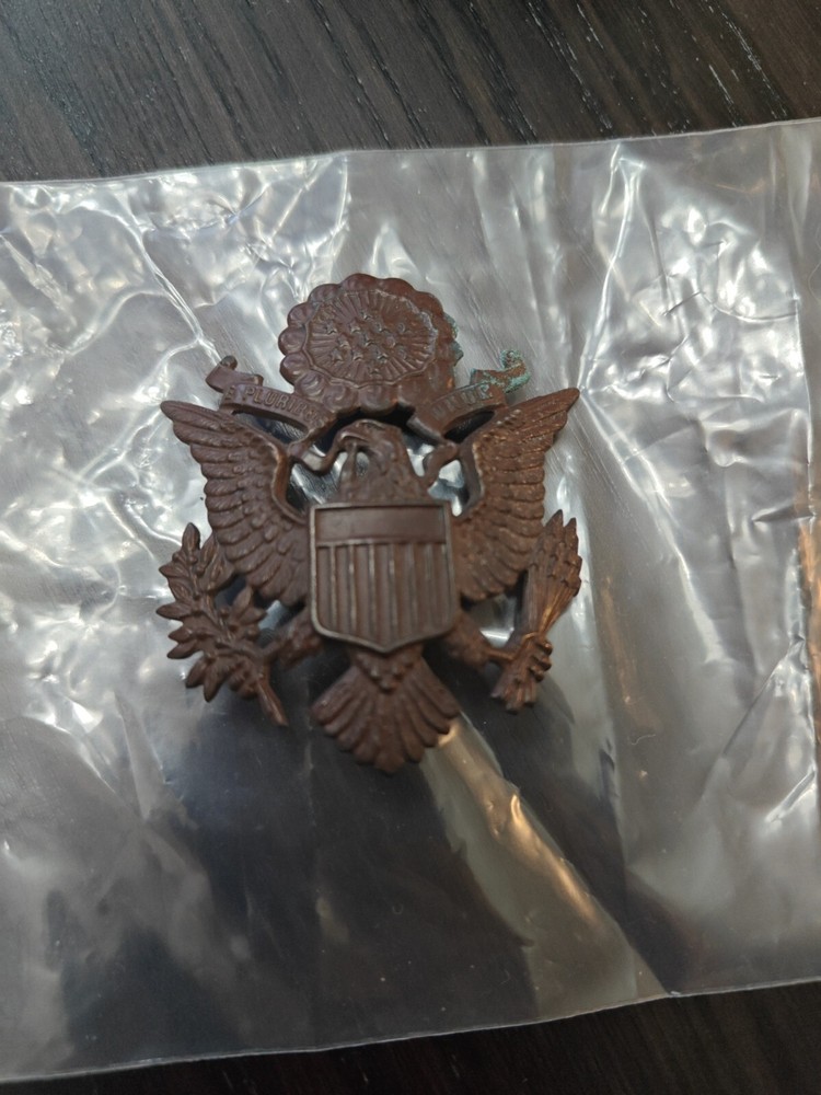 WWII Eagle Screw Back Epluribus Unum Military Hat Badge