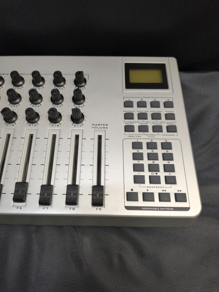 M-Audio UC-33e Evolution MIDI Controller White Free Shipping good condition