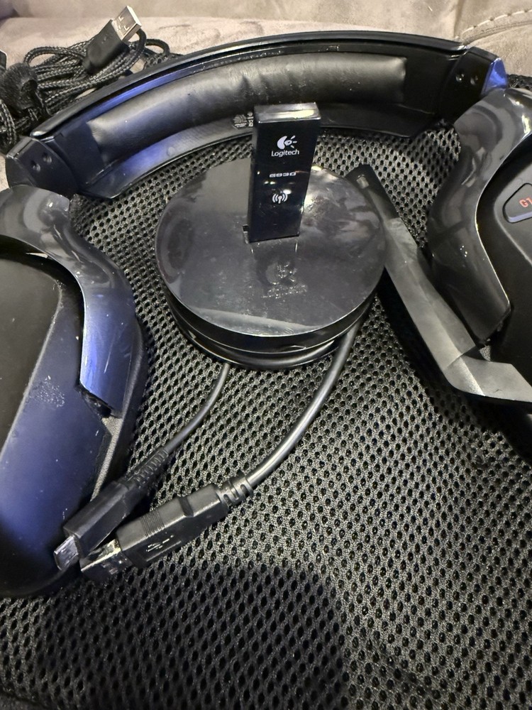 Logitech G930 wireless headset with dongle Logitech-G303 Wired Game Mouse Bundle