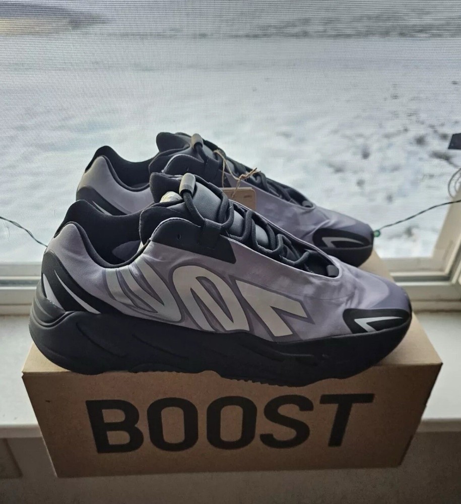 NEW Yeezy 700 MNVN Geode GW9526