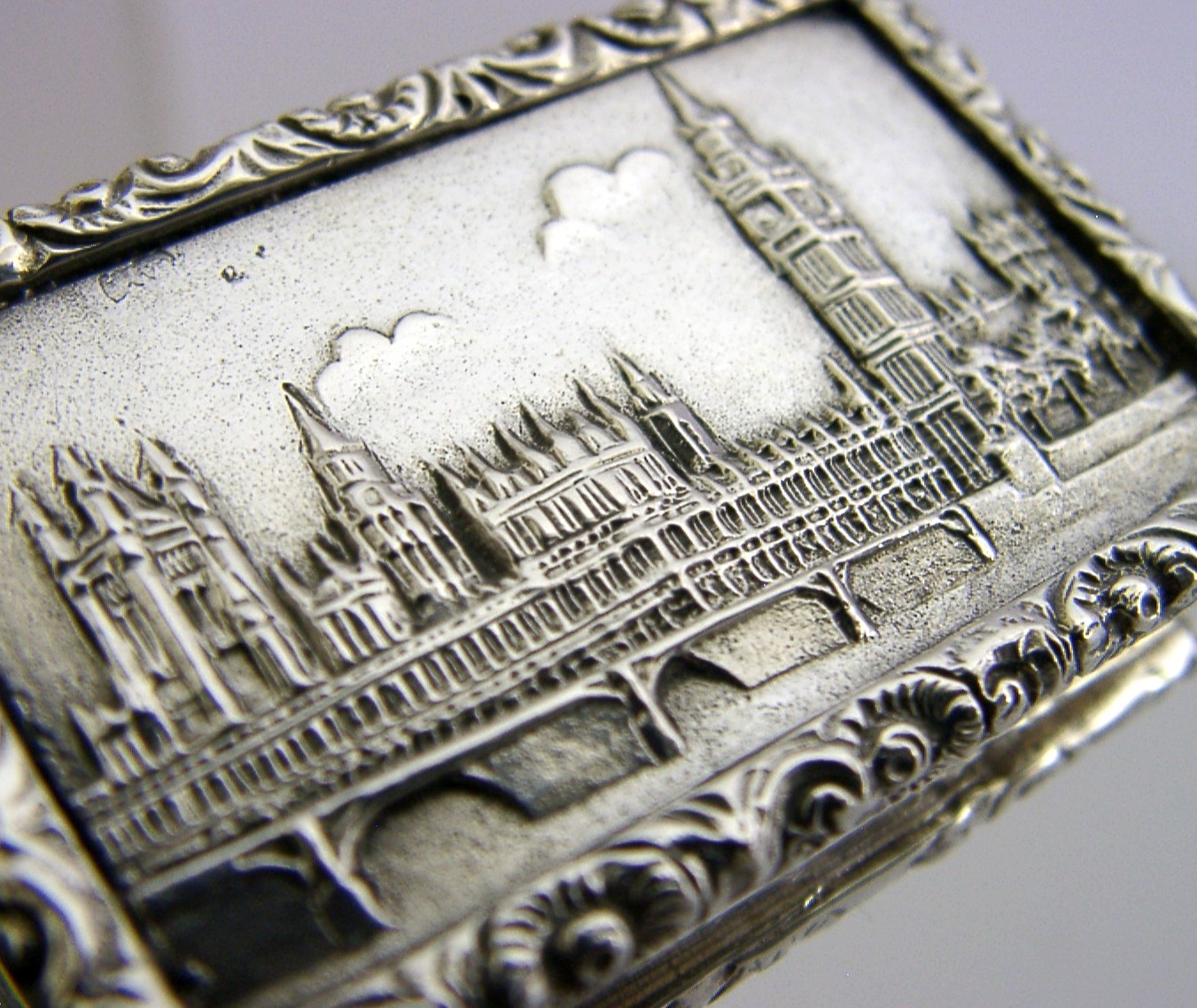 ENGLISH CAST SOLID STERLING SILVER HOUSES of PARLIAMENT CASTLE TOP BOX 1992