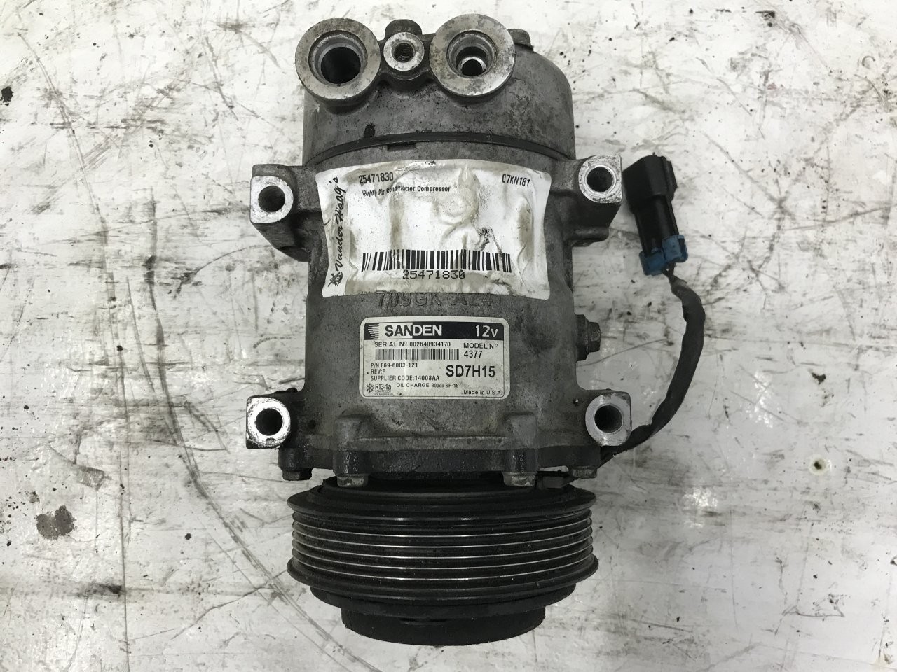 Kenworth T600 Right/Passenger Air Conditioner Compressor - Used