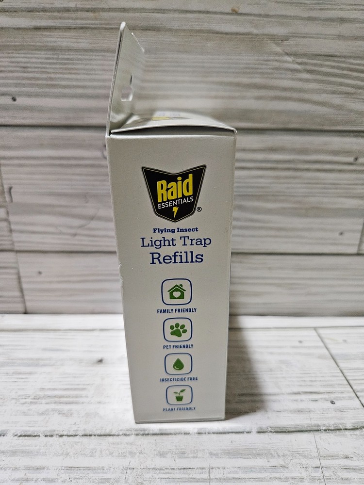 Raid Essentials Flying Insect Light Trap & 1 Refill + Box of 2 Refills