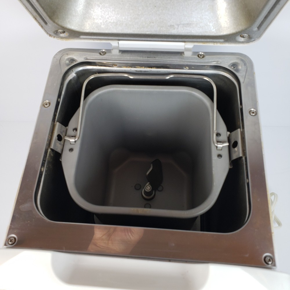 Hitachi HB-D301 Automatic Home Bakery White Bread Machine WORKING