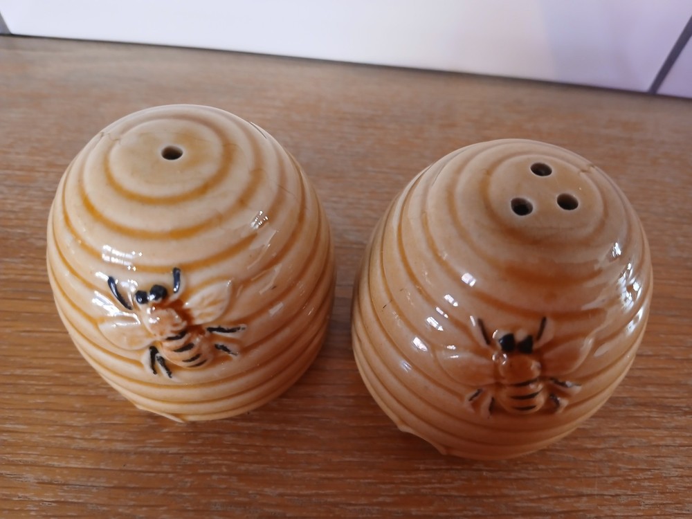 Ceramic cruet set, bee hive design, 5cm