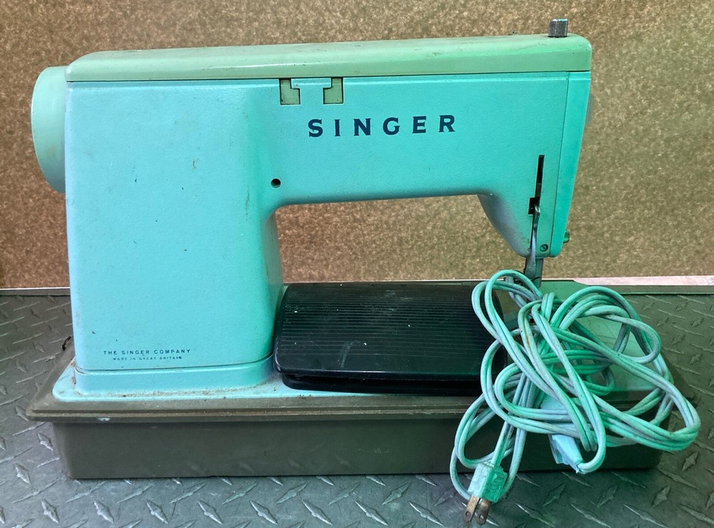 Vintage Singer Sewing Machine W/ Pedal
