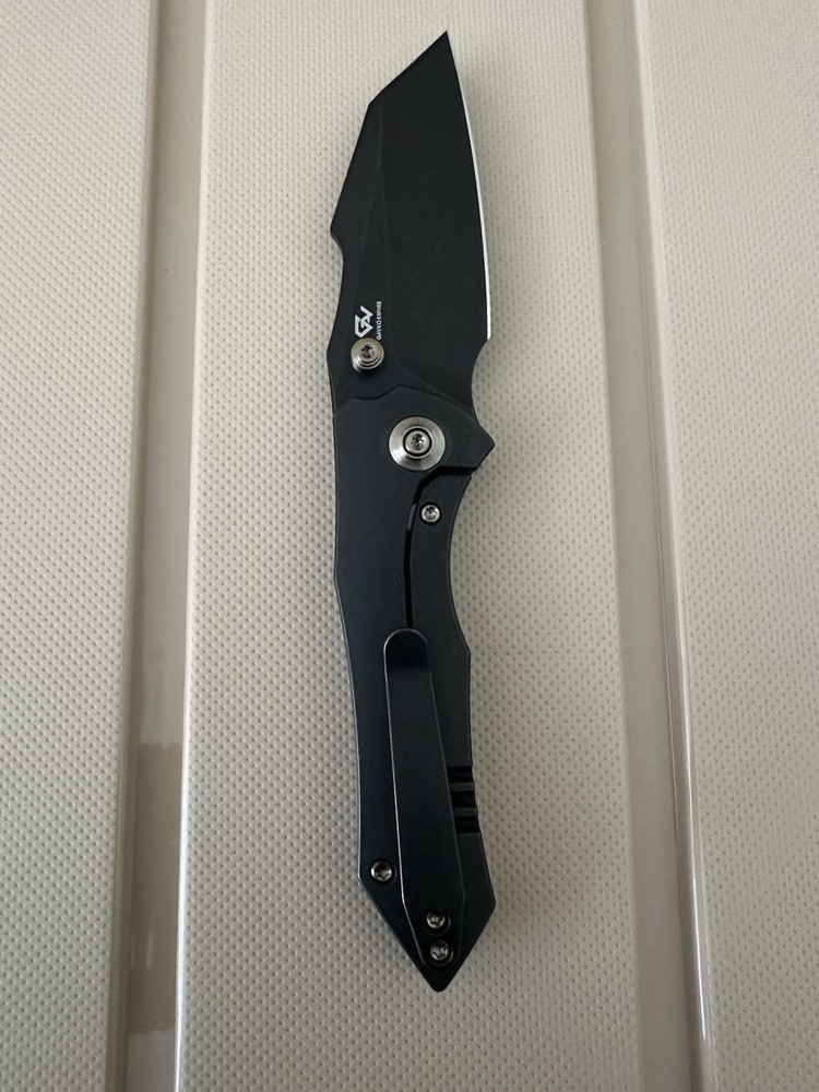We Knife High-Fin Thumb Stud Knife, Black Ti Handle / Black Stonewashed CPM 20CV