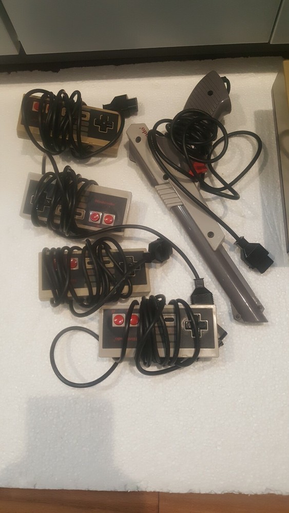 1985 Nintendo Entertainment System Video Game Bundle Set w/game