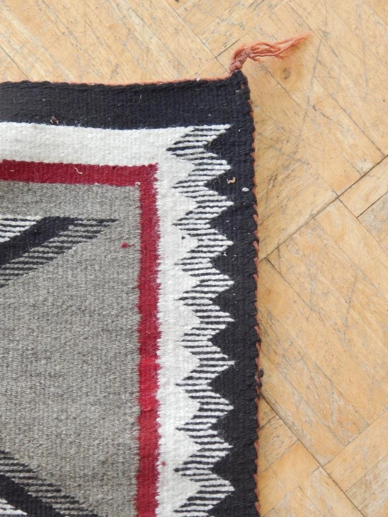 FINE WEAVE VINTAGE NAVAJO INDIAN 'CRYSTAL" RUG - NICE SIZE + VERY VISUAL DSGN