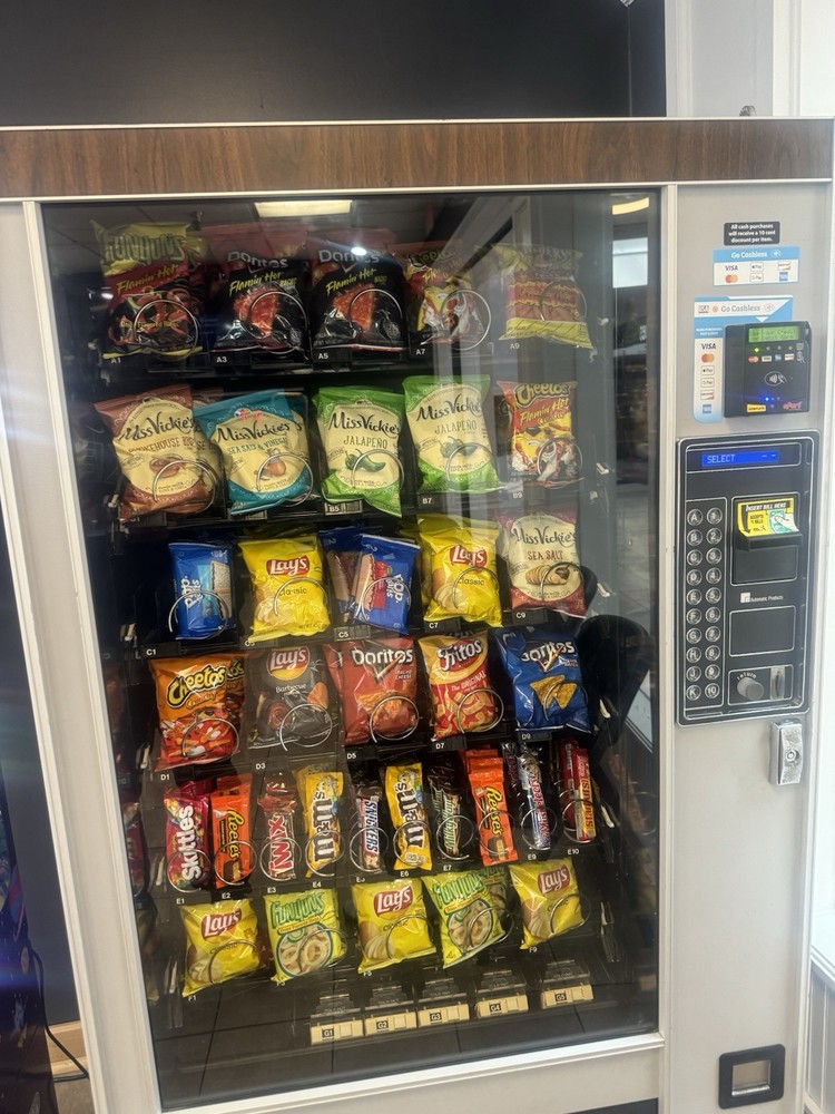 AP 113 Used SNACK VENDING MACHINE @Location AP w/computer Cc Reader