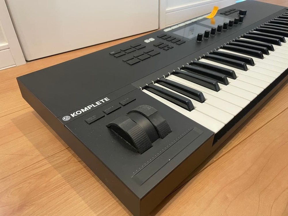 Native Instruments S-Series Komplete Kontrol S49 MK3 Keyboard Controller