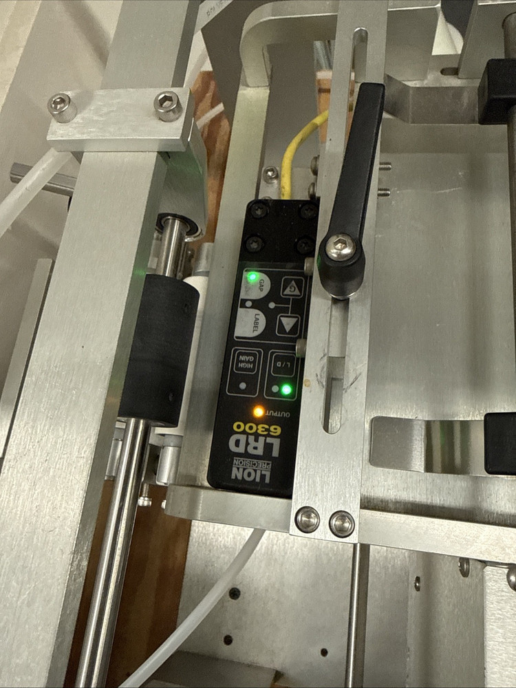 Universal R310 Round Product Semi-Automatic Labeling Machine