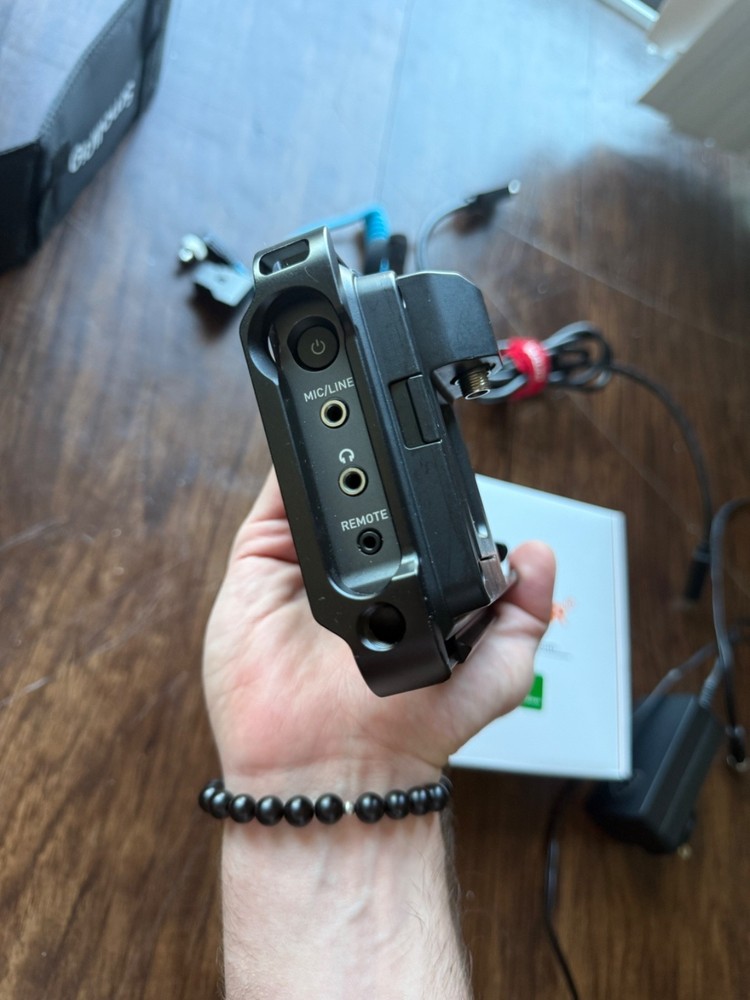 Atomos Ninja V+ SmallRig Cage,V-Mount Could Carter & Cable, Sun Visor, batteries